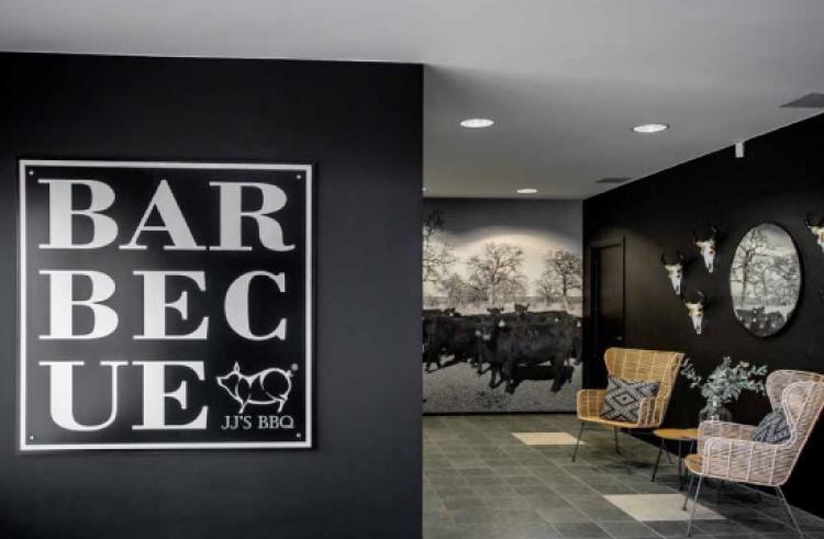 Tulosteilla sisustettu tila